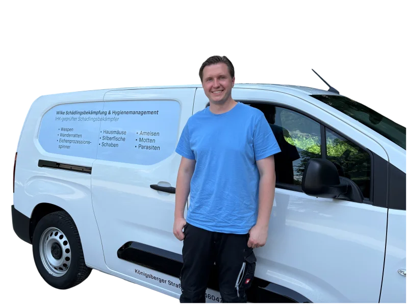 Jan-Niklas Wilke, Kammerjäger Oberhausen, vor seinem Servicewagen