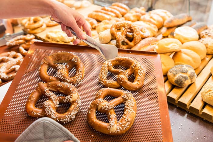 Brezen auf einem Backblech in einer Bäckereiauslage